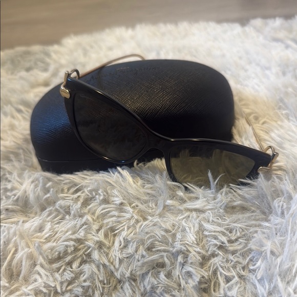 Stylish Black Sunglasses - Picture 1 of 1